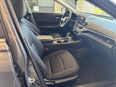 Used 2025 Nissan Altima 2.5 SV FWD image 32