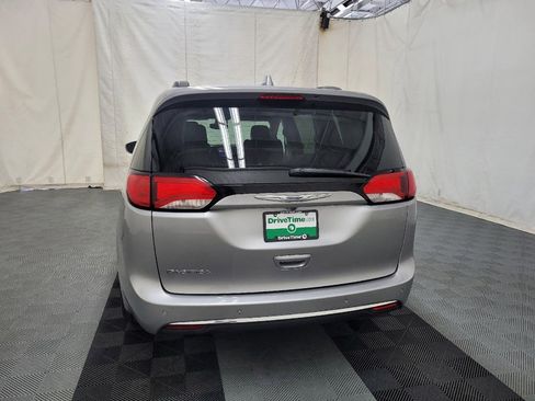 Used 2017 Chrysler Pacifica Touring-L FWD image 6