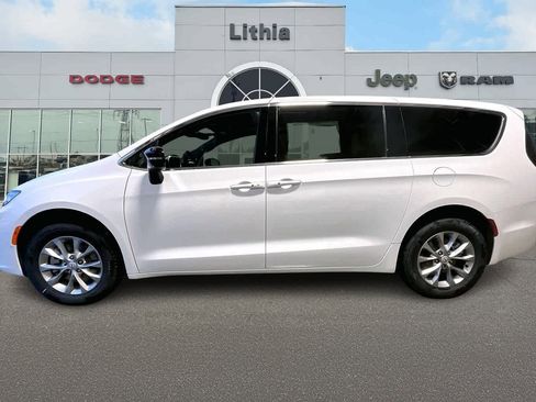 New 2026 Chrysler Pacifica Select image 3