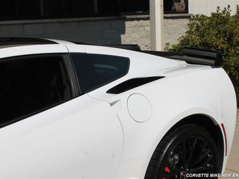 Used 2015 Chevrolet Corvette Z06 w/ 3LZ Preferred Equipment Group RWD image 15