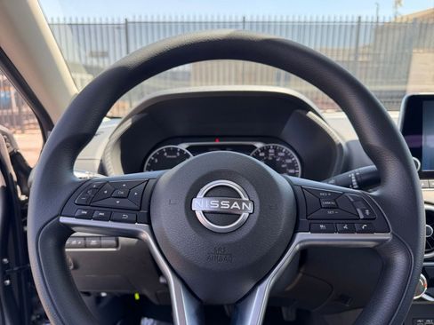 Used 2025 Nissan Sentra SV FWD image 25