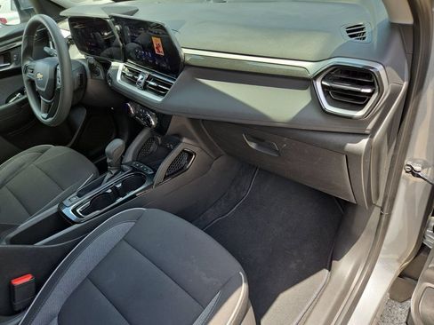 Used 2025 Chevrolet TrailBlazer LT AWD/4WD image 31