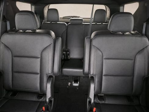 Used 2025 Chevrolet Traverse LT FWD image 17