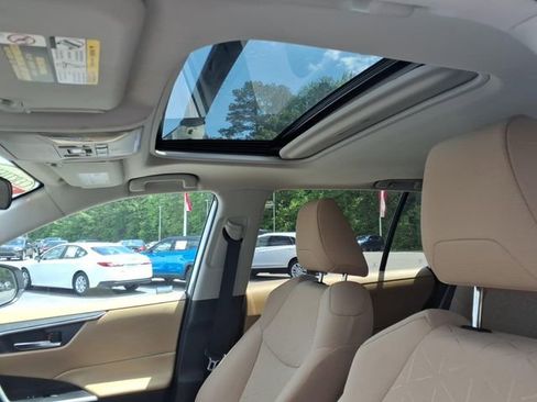 Used 2020 Toyota RAV4 XLE w/ Convenience Package FWD image 14