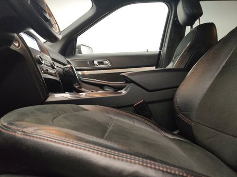 Used 2019 Ford Explorer XLT w/ Equipment Group 202A FWD image 17