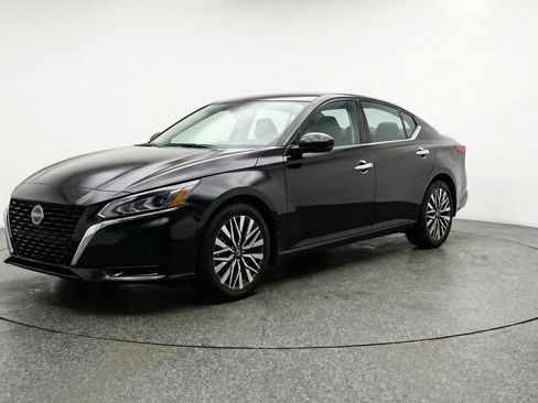 Used 2025 Nissan Altima 2.5 SV image 3