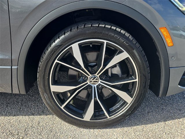 Used 2023 Volkswagen Tiguan SEL R-Line AWD/4WD image 3