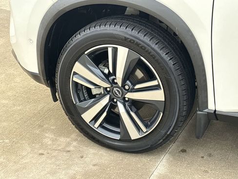 Used 2023 Nissan Rogue SL w/ SL Premium Package image 11