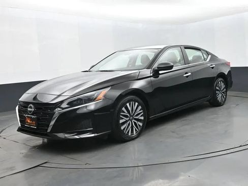 Used 2025 Nissan Altima 2.5 SV FWD image 1