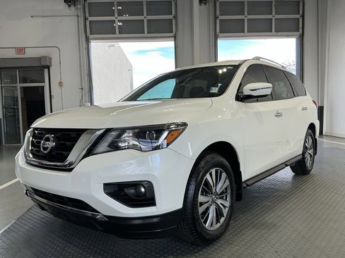 Used 2018 Nissan Pathfinder SV image 2