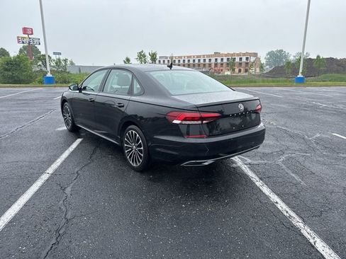 Used 2022 Volkswagen Passat 2.0T image 3