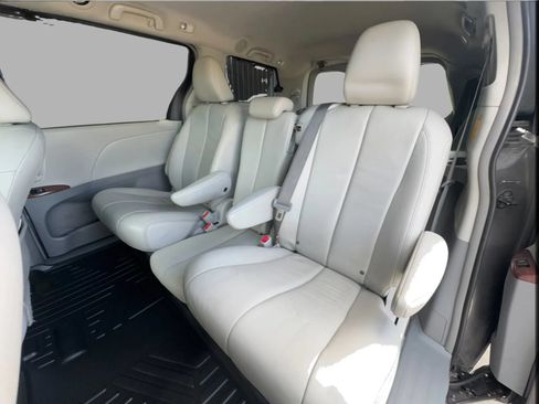 Used 2014 Toyota Sienna XLE FWD image 32