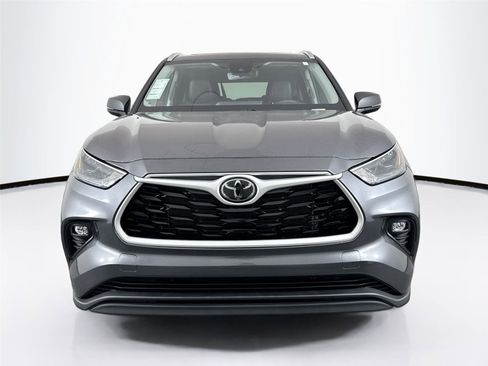 Certified 2025 Toyota Highlander XLE image 9