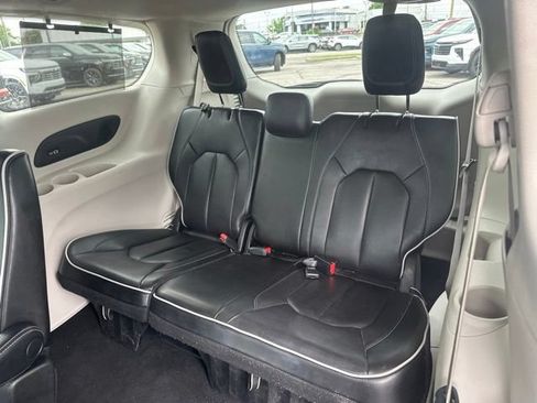 Used 2023 Chrysler Pacifica Limited FWD image 29