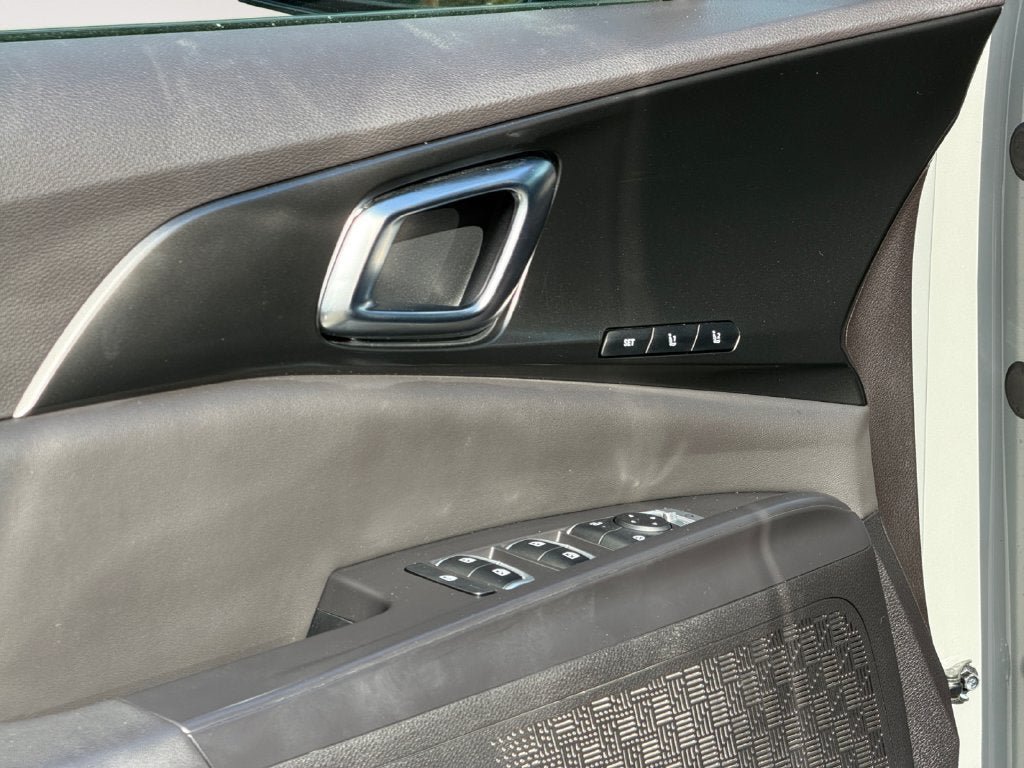 Used 2025 Kia Carnival SX w/ SX Dark Edition Package FWD image 22