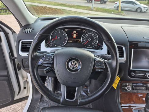 Used 2014 Volkswagen Touareg TDI image 23