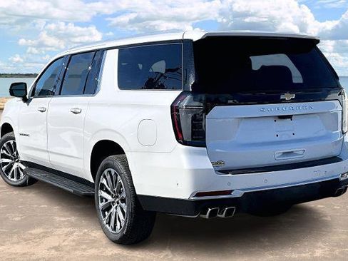 Used 2025 Chevrolet Suburban High Country image 4
