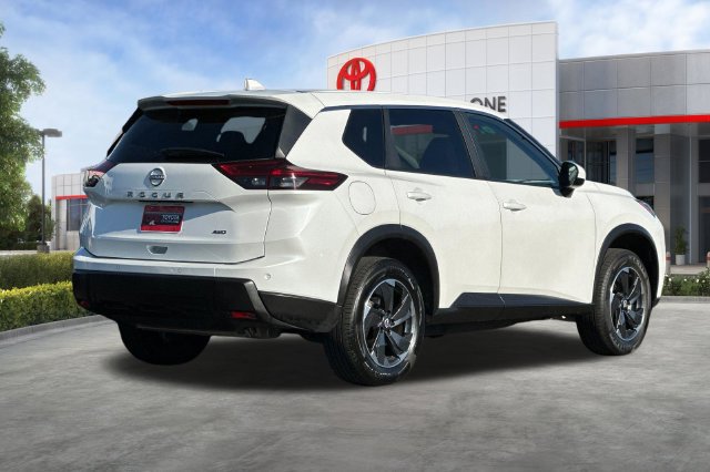 Used 2025 Nissan Rogue SV AWD/4WD image 4