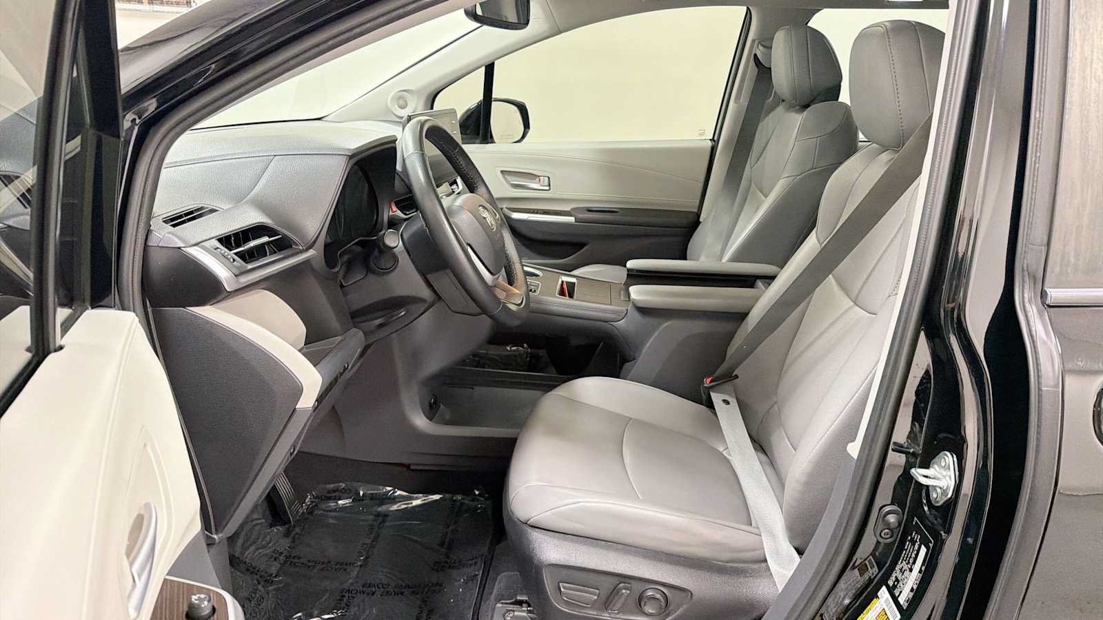 Certified 2022 Toyota Sienna XLE w/ XLE Plus Package FWD image 13