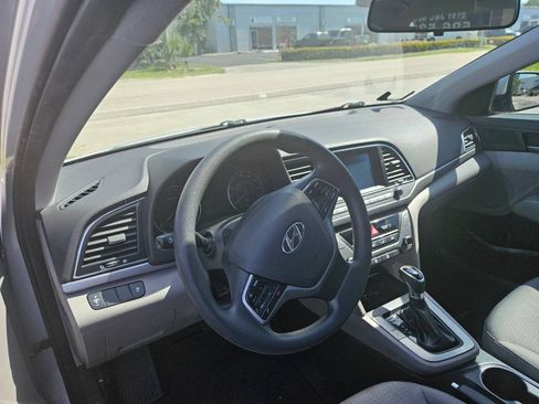 Used 2017 Hyundai Elantra SE FWD image 4