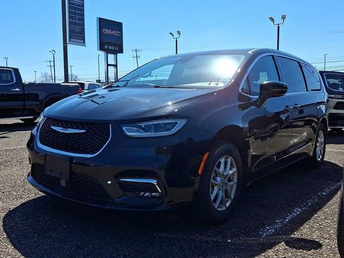 Used 2024 Chrysler Pacifica Touring-L image 2