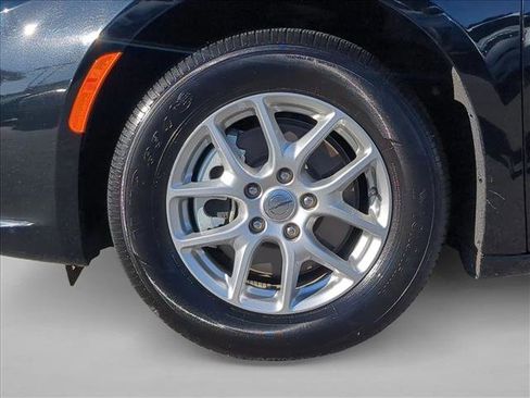 Used 2025 Chrysler Pacifica Select image 23