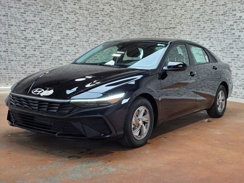 New 2026 Hyundai Elantra SE image 3