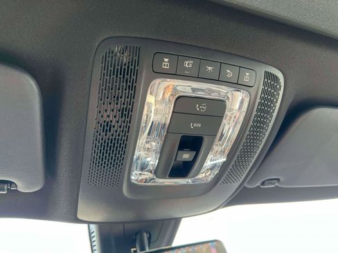 Used 2023 Mercedes-Benz GLB 250 4MATIC w/ Premium Package image 9