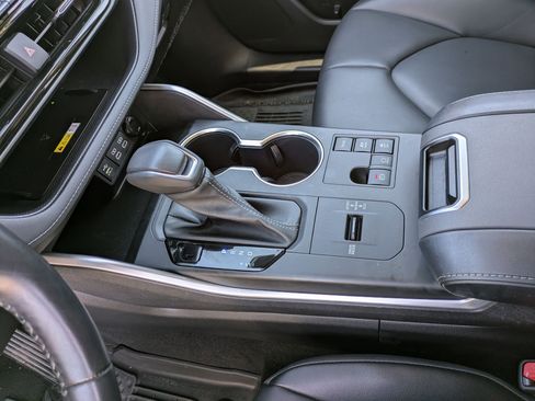 Used 2023 Toyota Highlander XLE image 13