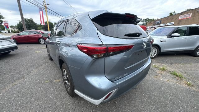 Used 2021 Toyota Highlander XLE AWD/4WD image 7