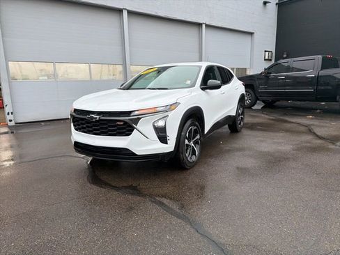 Used 2025 Chevrolet Trax RS w/ Sunroof Package image 15