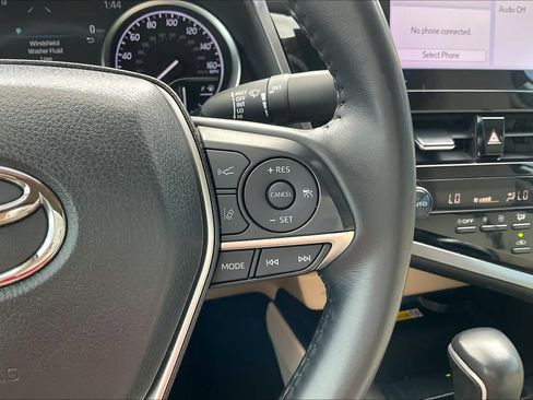 Used 2024 Toyota Camry XLE FWD image 24