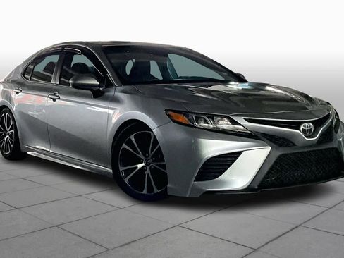 Used 2018 Toyota Camry SE image 2