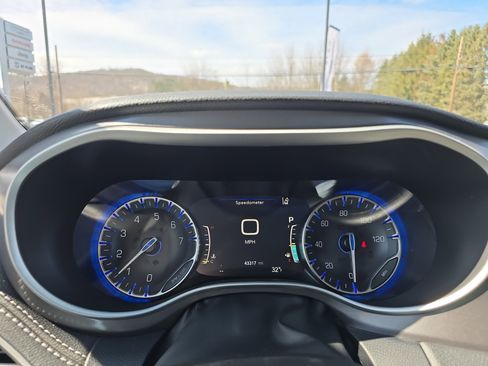 Used 2022 Chrysler Pacifica Touring-L AWD/4WD image 23
