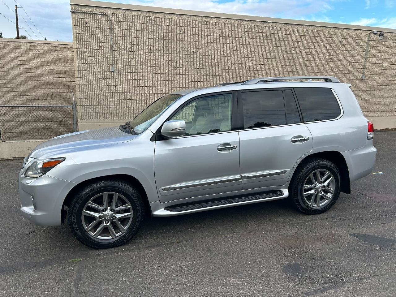 Used 2013 Lexus LX 570 4WD w/ Luxury Pkg image 8