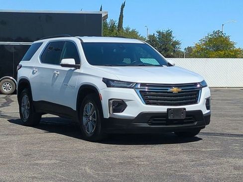 Used 2023 Chevrolet Traverse LT FWD image 2