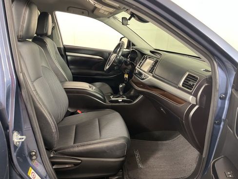 Used 2017 Toyota Highlander Plus image 5