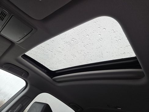 Used 2018 Honda CR-V Touring image 4