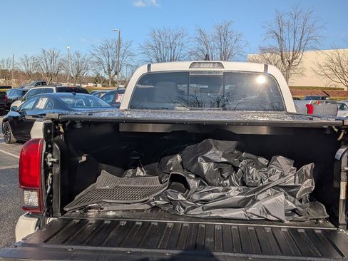 Used 2022 Toyota Tacoma SR5 w/ Technology Package image 33