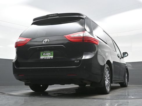 Used 2018 Toyota Sienna XLE Premium w/ Carpet Mat Package FWD image 34