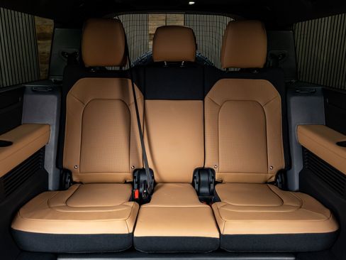 Used 2025 Land Rover Defender 130 X image 33