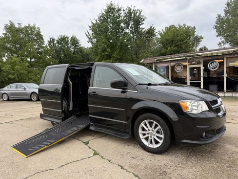 Used 2019 Dodge Grand Caravan SXT FWD image 1