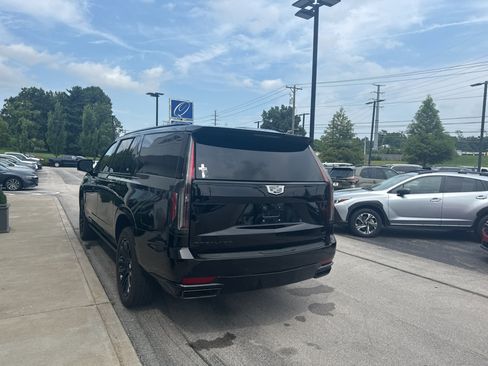 Used 2023 Cadillac Escalade ESV Sport Platinum w/ LPO, ONYX Package AWD/4WD image 4