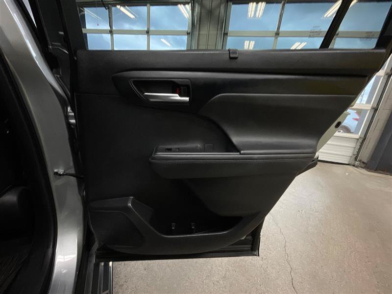 Used 2023 Toyota Highlander XLE FWD image 28