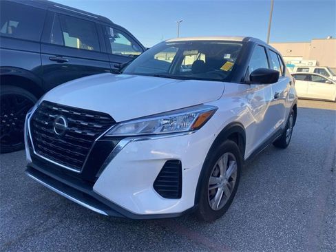 Used 2021 Nissan Kicks S image 3