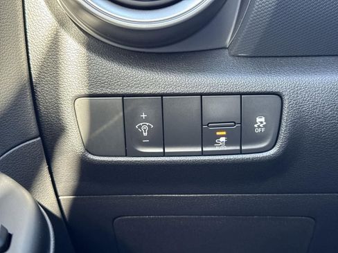 Used 2023 Hyundai Kona SE image 19