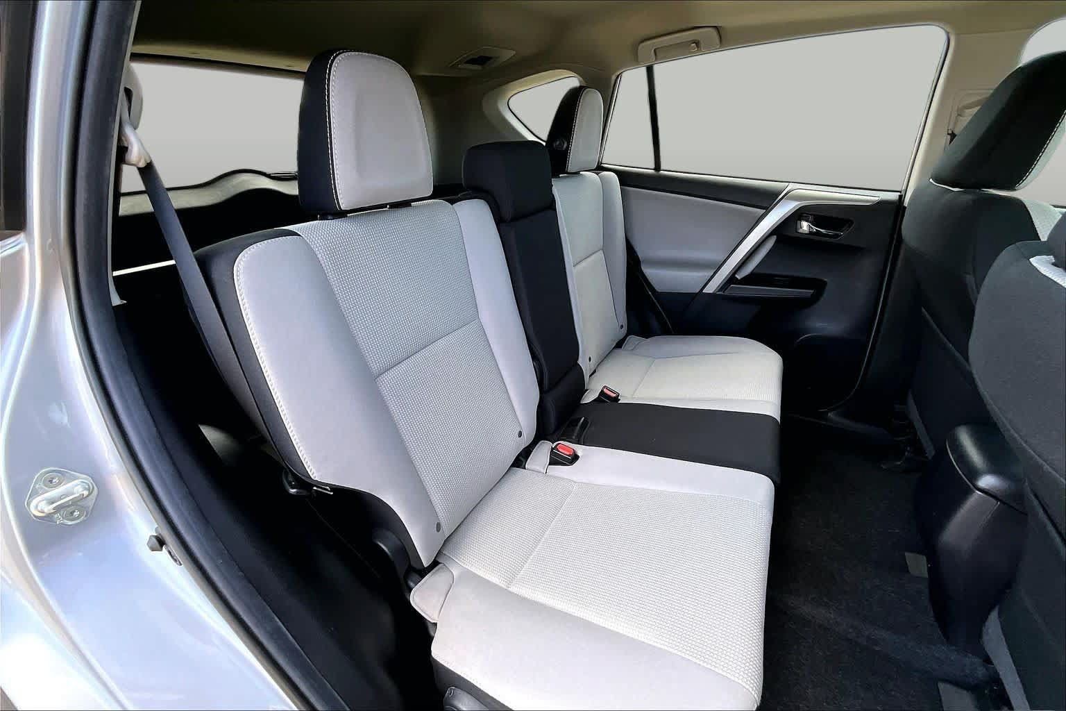 Used 2018 Toyota RAV4 XLE FWD image 20