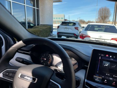 Used 2025 Jeep Compass Limited image 35