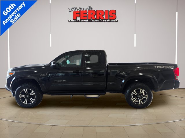 Used 2017 Toyota Tacoma TRD Sport w/ Tow Package (A/T) AWD/4WD image 2