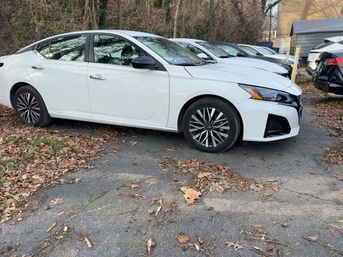 Used 2025 Nissan Altima 2.5 SV image 8